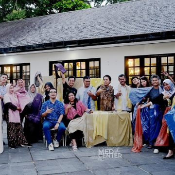 Inkubasi Kriya Wastra Hadirkan Teknik Warna Alam Pada Kain Sasirangan.