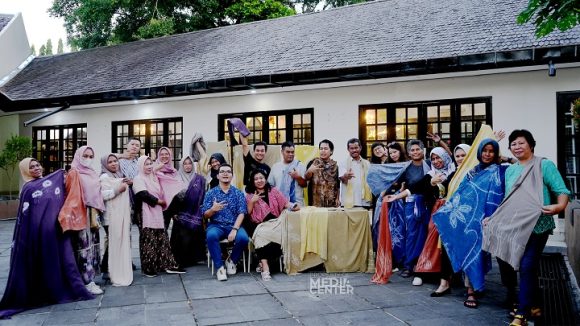 Inkubasi Kriya Wastra Hadirkan Teknik Warna Alam Pada Kain Sasirangan.