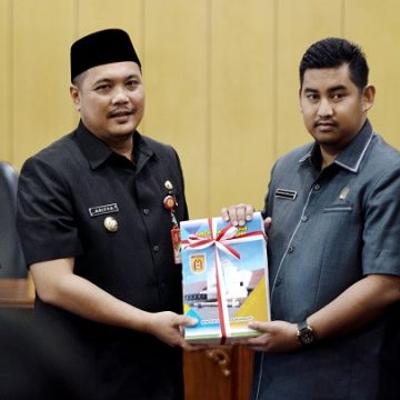 1 1 Aditya Meyampaikan KUA PPAS Dalam Rapat Paripurna.