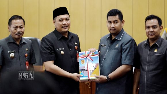 Aditya Meyampaikan KUA PPAS Dalam Rapat Paripurna.