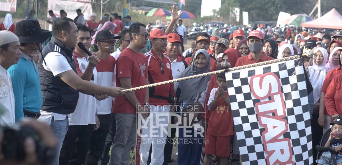 Ratusan Warga Mengikuti Jalan Sehat Di Sungai Ulin