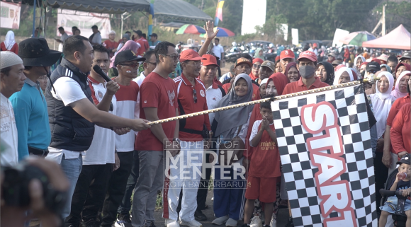 Ratusan Warga Mengikuti Jalan Sehat Di Sungai Ulin