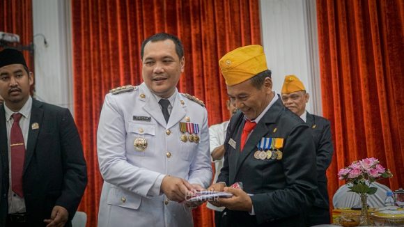 Momen HUT ke-78 RI, Wali Kota Aditya Jalin Ramah Tamah dengan Veteran
