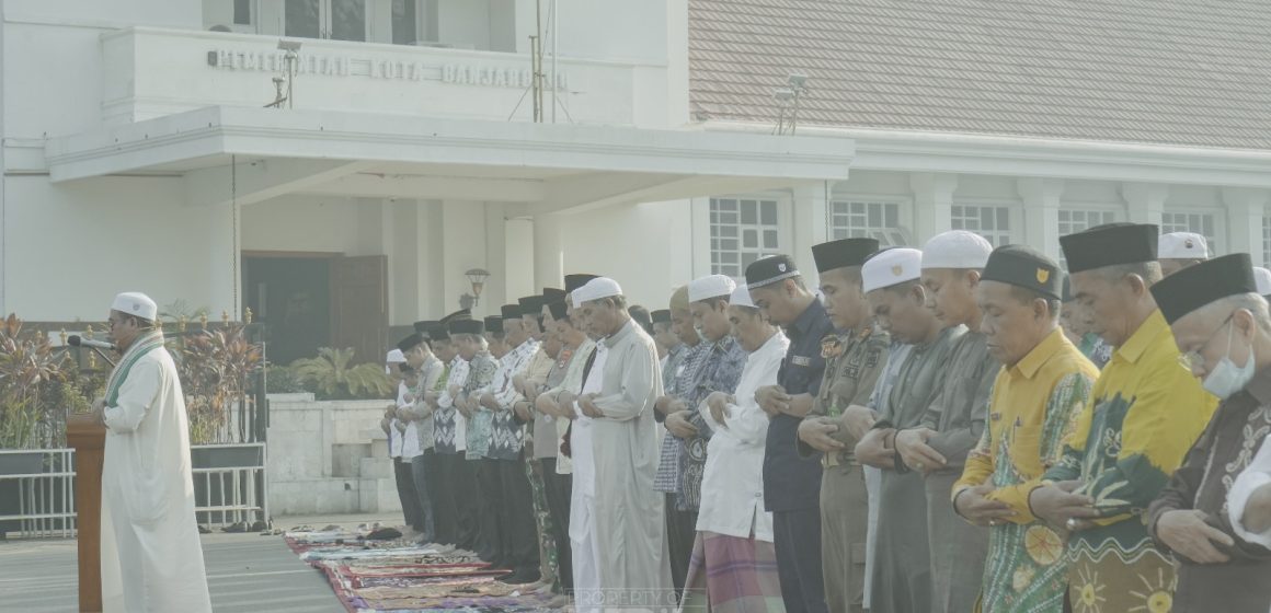 Solat Istisqo di Balai Kota Banjarbaru