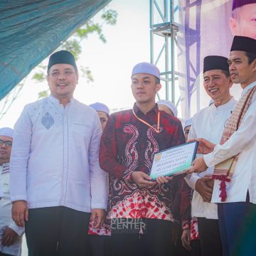 WhatsApp Image 2023-09-16 at 12.00.50 UAS dan Wali Kota Aditya Bagikan Beasiswa, Harapkan Banyak Ulama Lokal di Masa Depan