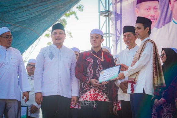 UAS dan Wali Kota Aditya Bagikan Beasiswa, Harapkan Banyak Ulama Lokal di Masa Depan