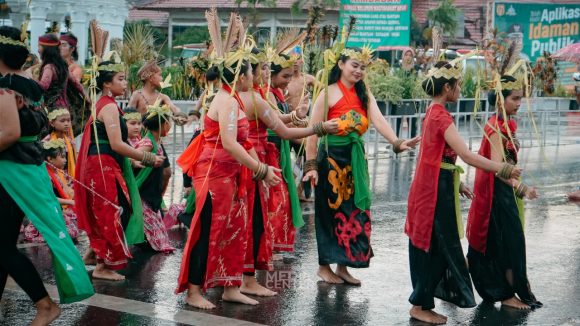 Dibawah Guyuran Hujan, Parade Senja Tetap Memukau Penonton