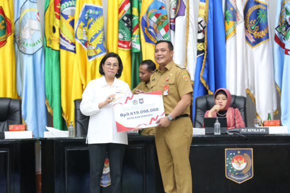 Wali Kota Aditya Terima Hadiah Dana Insentif Fiskal 9,6 M
