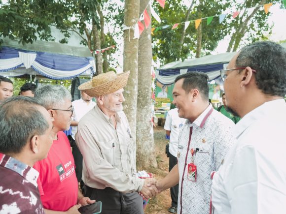 Aditya Ngobrol bersama Guru Olahraga dan Mahasiswa Australia