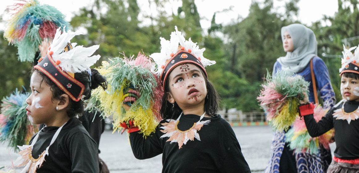 Setelah Guyuran Hujan Parade Senja November Pukau Para Penonton