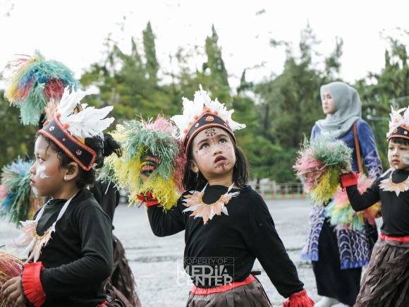 Setelah Guyuran Hujan Parade Senja November Pukau Para Penonton