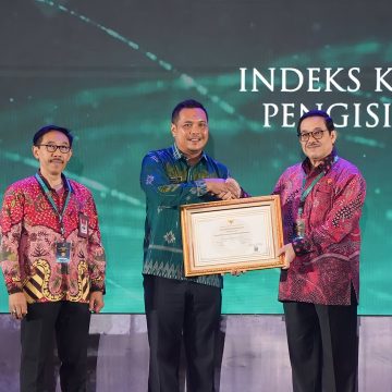 wali kota aditya raih dua penghargaan