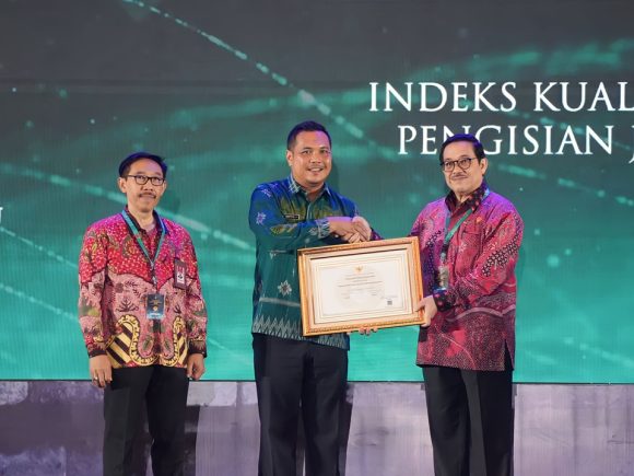 wali kota aditya raih dua penghargaan