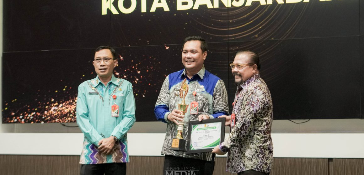 Wali Kota Banjarbaru Berikan Penghargaan Eco Office dan Eco School Tahun 2023