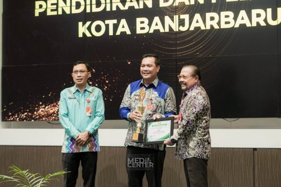 Wali Kota Banjarbaru Berikan Penghargaan Eco Office dan Eco School Tahun 2023
