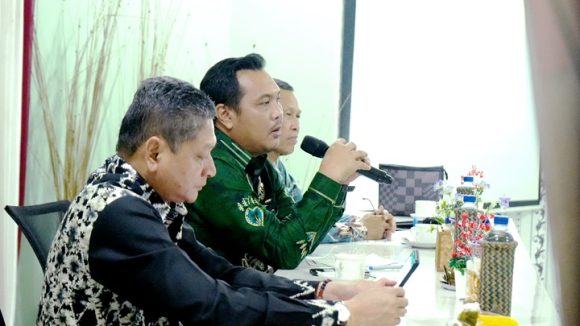 Rakor Camat dan Lurah se-Kota Banjarbaru, Aditya Ingatkan Segera Cari Permasalahan Saat Menghadapi Bencana Banjir.