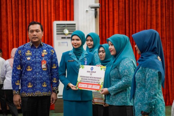 Aditya dan Vivi Launching Program Zakat saat Wisuda Sekolah Gratis