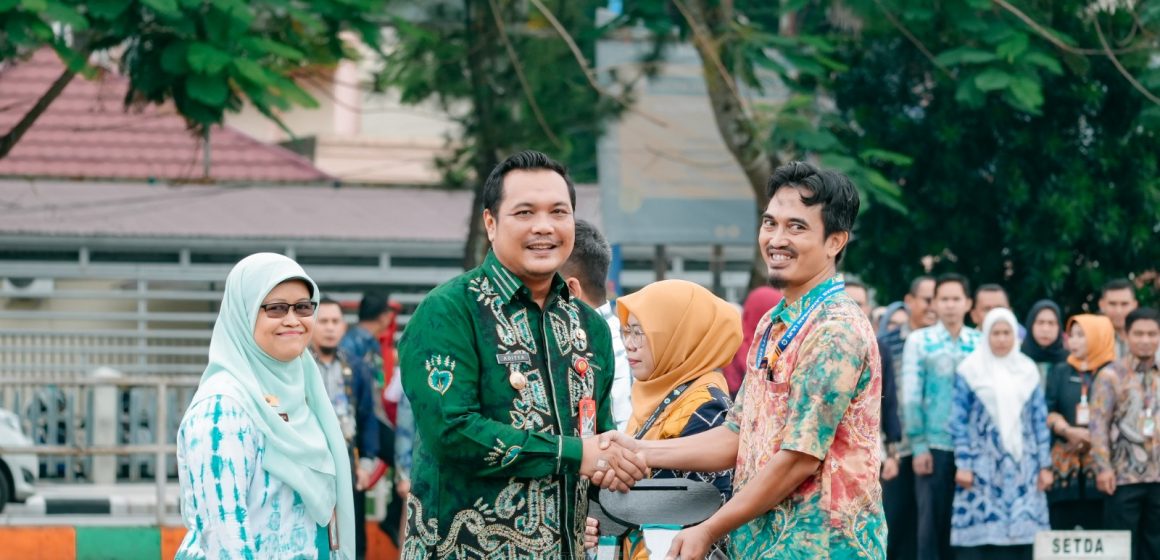 WhatsApp Image 2024-01-18 at 11.38.04 AM Penyerahan Ambulans dan Penghargaan Ombudsman di Apel Gabungan