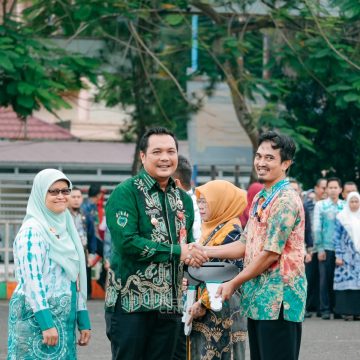 Penyerahan Ambulans dan Penghargaan Ombudsman di Apel Gabungan