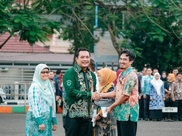 Penyerahan Ambulans dan Penghargaan Ombudsman di Apel Gabungan