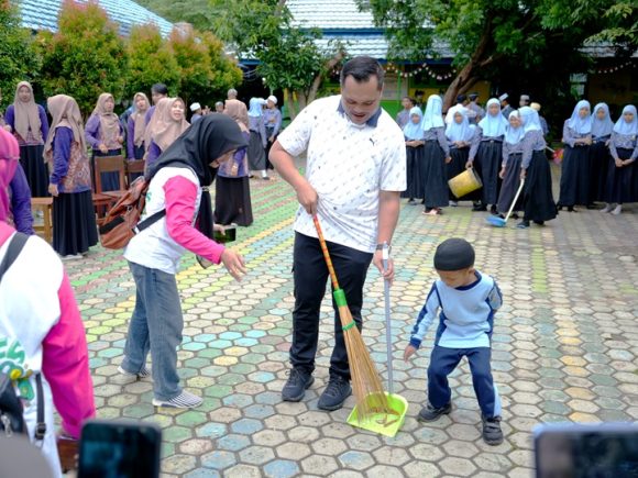 Musnahkan Nyamuk DBD, GERTAK BAPUPUTIK Hadir Di SDN 3 Cempaka.
