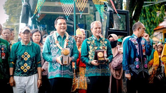 Kejayaan Lingkungan, Kota Banjarbaru Merayakan Piala Adipura Ke-10 dengan Kebanggaan.