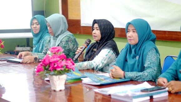 Ibu Lurah Guntung Payung Mendapat Hadiah Dari Tim Evaluasi Lomkel