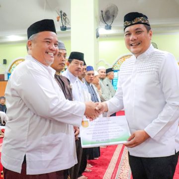 Wali Kota Aditya Serahkan Hibah Untuk Rumah Ibadah di Landasan Ulin