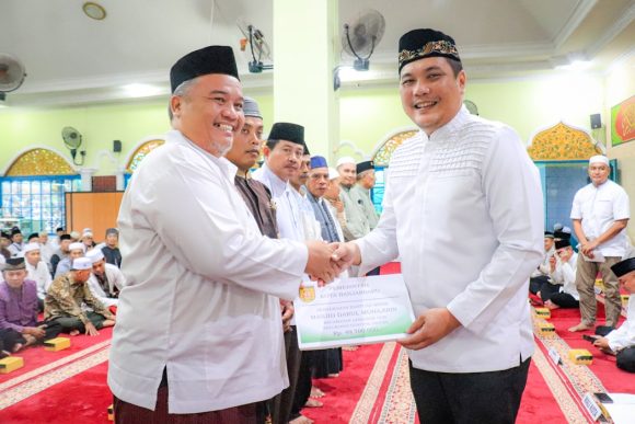 Wali Kota Aditya Serahkan Hibah Untuk Rumah Ibadah di Landasan Ulin