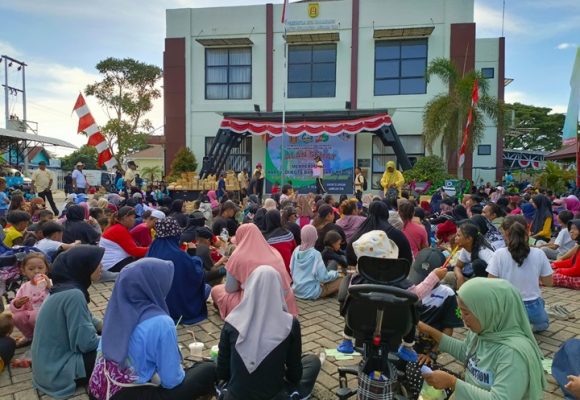Keceriaan Ratusan Peserta Ikuti Jalan Sehat Di Kecamatan Landasan Ulin.