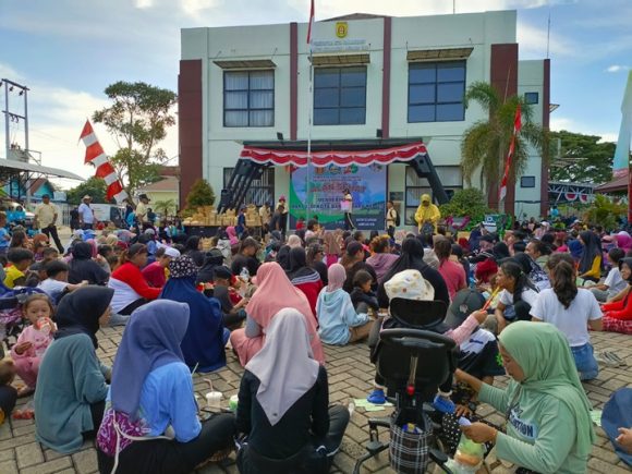 Keceriaan Ratusan Peserta Ikuti Jalan Sehat Di Kecamatan Landasan Ulin.