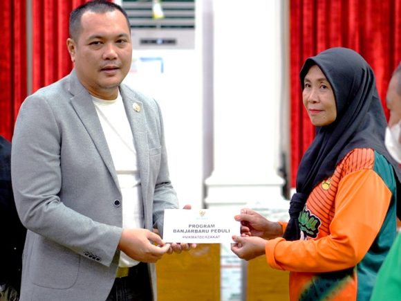 Wali Kota Aditya Berzakat Dan Menyerahkan Bantuan Kepada Mustahik.