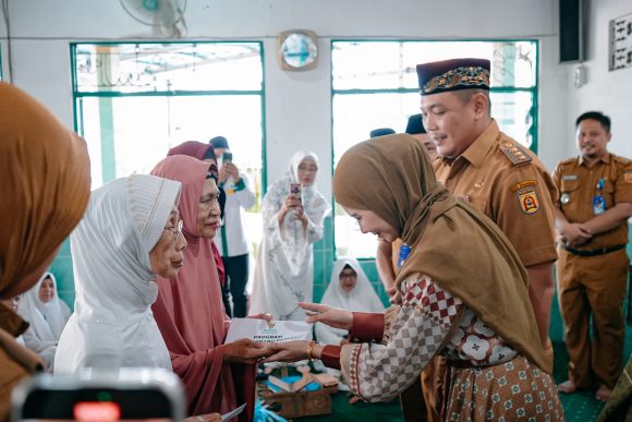 Wali Kota Banjarbaru Salurkan Bantuan untuk 62 Majelis Ta’lim Kecamatan Landasan Ulin