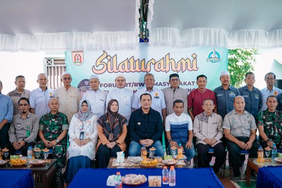 Silaturahmi dengan Warga Guntung Payung, Aditya Sampaikan Pelaksanaan Program Kerja