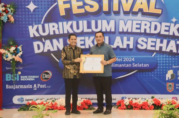 Sukses Tingkatkan Mutu Layanan Pendidikan Banjarbaru, Wali Kota Aditya Terima Penghargaan