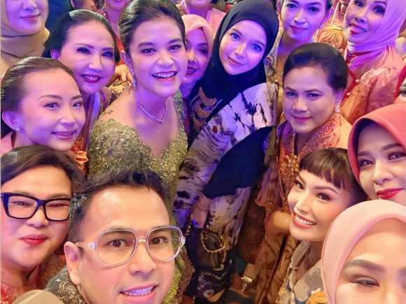 Ketua Dekranasda Kota Banjarbaru Hj. Vivi Mar’i Zubedi Aditya Mufti Ariffin Mengikuti rangkaian peringatan HUT ke – 44 Dewan Kerajinan Nasional di Solo