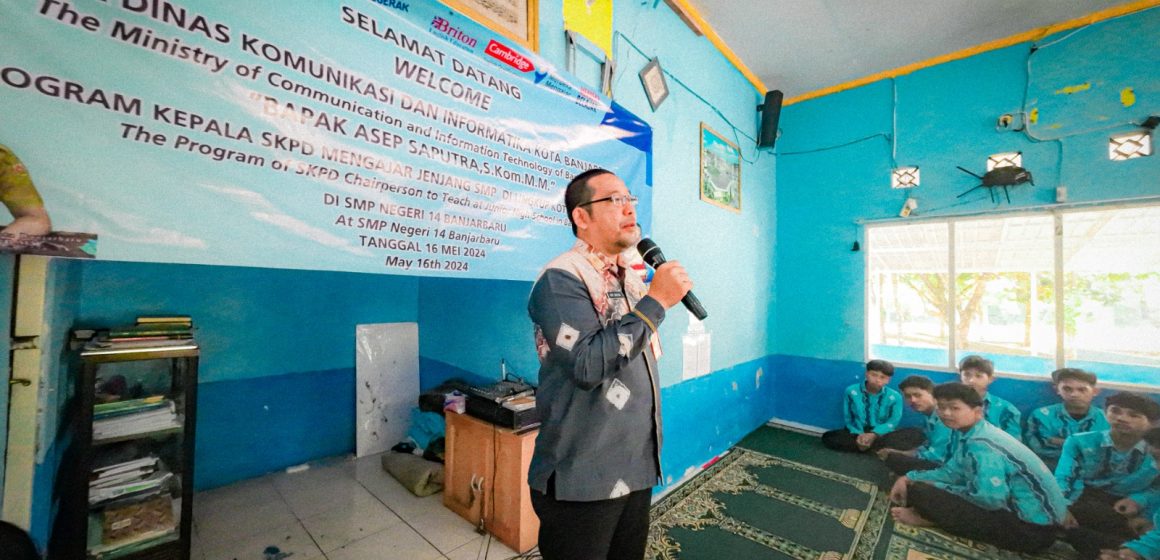 SKPD Mengajar: Diskominfo Kenalkan Diri di SMPN 14 Banjarbaru