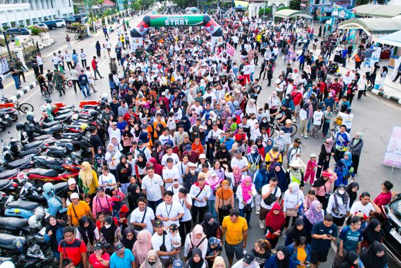 Ribuan Pekerja Padati Lapangan Murdjani dalam Jalan Santai Perayaan Hari Buruh