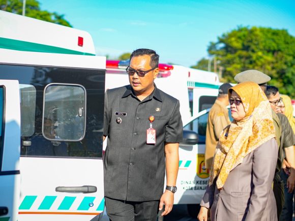Wali Kota Aditya Serahkan 20 Ambulans untuk Tingkatkan Layanan Kesehatan