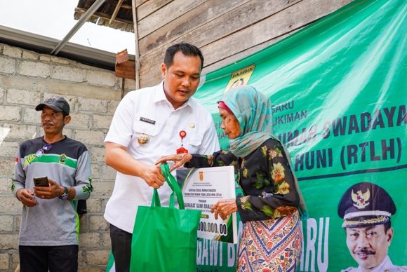 Wali Kota Aditya Serahkan 9 Program Bedah Rumah di Cempaka