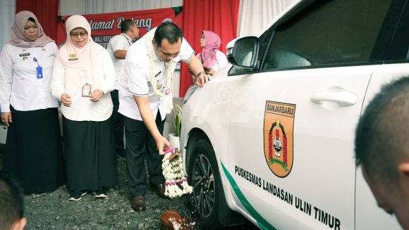 Aditya Kunjungi dan Serahkan Unit Ambulans untuk Puskesmas Landasan Ulin Timur dan Utara