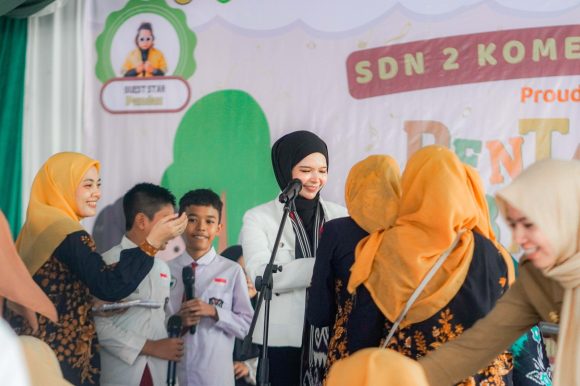 Vivi Meriahkan Acara Pentas Seni dan Bazar Karya P5 SDN 2 Komet dengan bagikan Voucher Belanja.