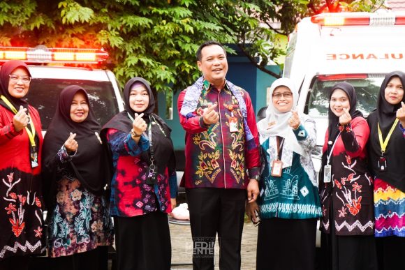 Aditya Serahkan Langsung 2 Unit Ambulan Untuk Puskesmas Guntung Manggis