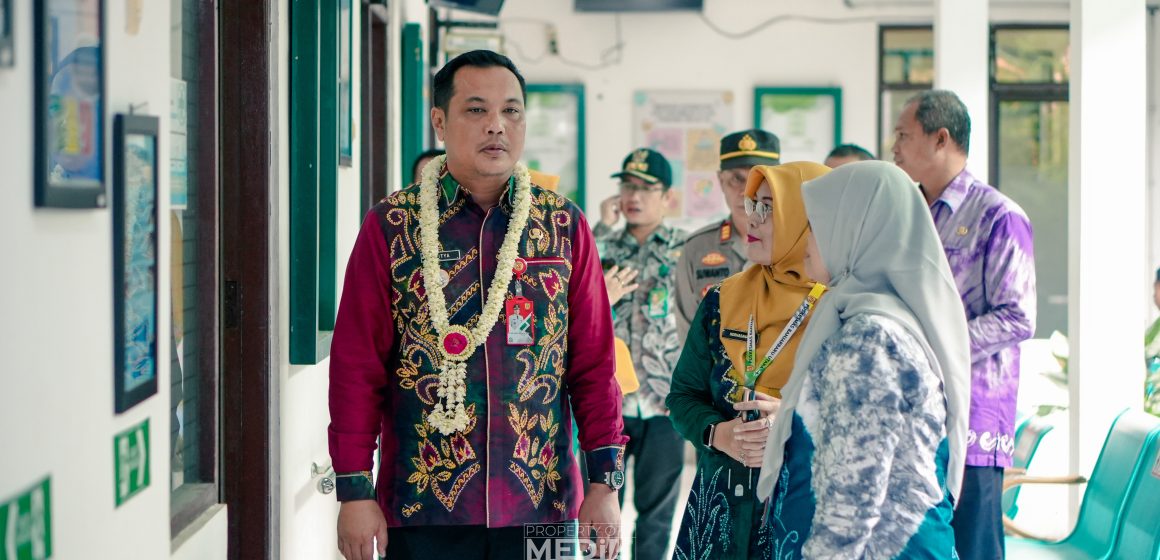 Aditya Tinjau dan Serahkan Unit Ambulans Untuk Puskesmas Banjarbaru Utara