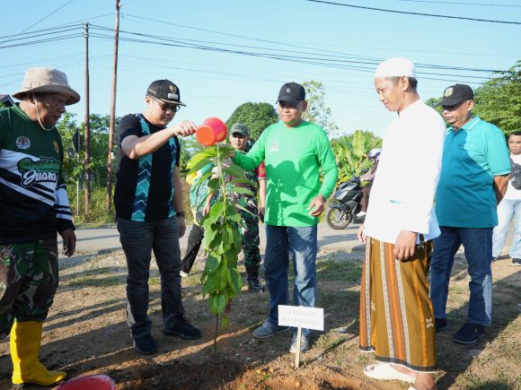 Aditya Hijaukan Madrasah Darunnajah Kemuning