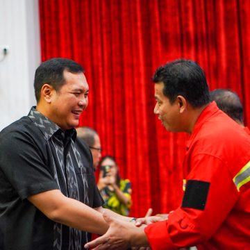 Beri Apresiasi Kepada Damkar, Aditya Serahkan Pemadam Portable dan Penghargaan