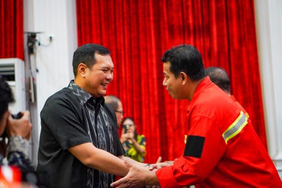 Beri Apresiasi Kepada Damkar, Aditya Serahkan Pemadam Portable dan Penghargaan
