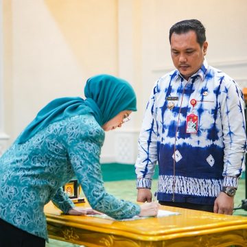 Wali Kota Aditya dan Vivi Zubedi Tandatangani Komitmen dalam Dukungan Pelaksanaan Program Peningkatan Kualitas Keluarga di Kelurahan Cempaka