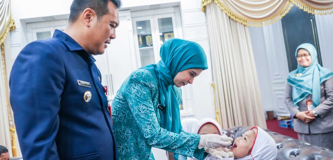 Aditya dan Vivi Zubedi Bersama Lawan Polio di Banjarbaru
