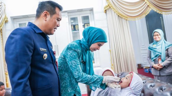 Aditya dan Vivi Zubedi Bersama Lawan Polio di Banjarbaru